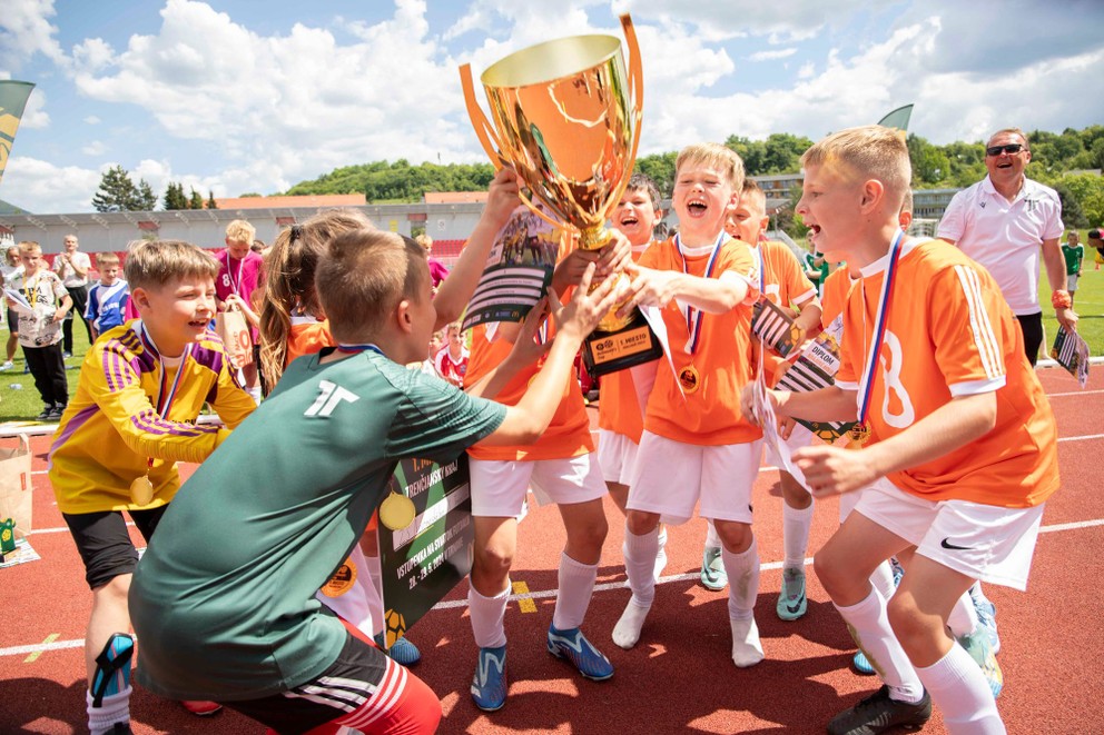 Snímka víťazného tímu ZŠ Novohradská na finálovom turnaji McDonald's cupu Trenčianskeho kraja hraného v Považskej Bystrici.