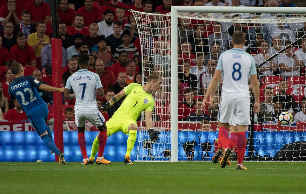 Stanislav Lobotka strieľa úvodný gól, Marcus Rashford, brankár Joe Hart a Eric Dier (všetci Anglicko) v kvalifikačnom zápase o postup na MS 2018 Anglicko – Slovensko vo Wembley v Londýne (4.9. 2017).