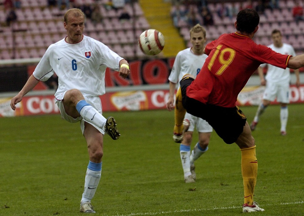 Zľava Miroslav Karhan a Van Damme, v prípravnom zápase Slovensko - Belgicko 1:1 v Trnave (20.5.2006).