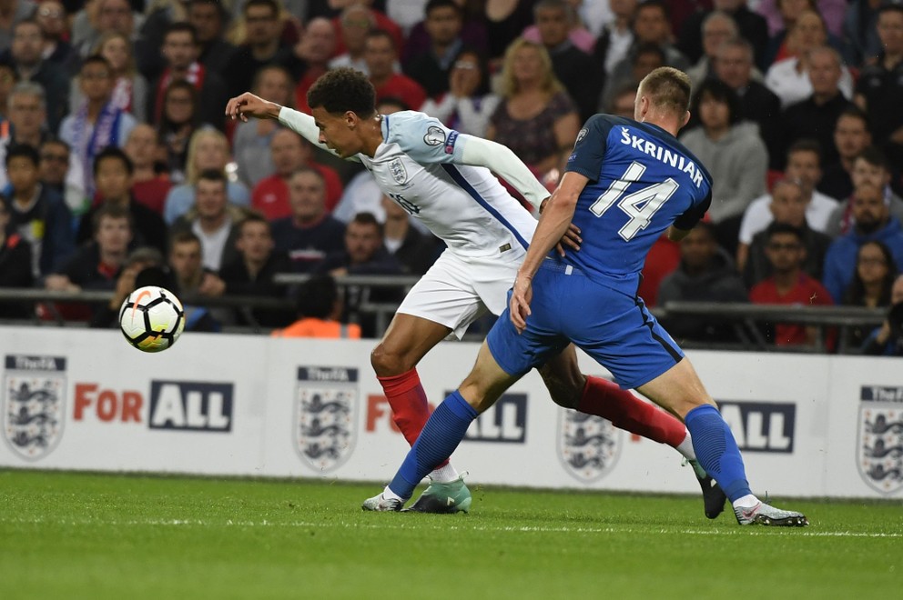 Milan Škriniar (vpravo) a Dele Alli v kvalifikačnom zápase o postup na MS 2018 Anglicko – Slovensko vo Wembley v Londýne (4.9.2017).