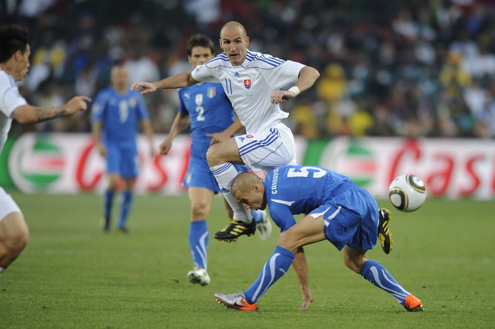 Róbert Vittek v súboji s kapitánom Talianska Fabiom Cannavarom v zápase Slovensko - Taliansko na MS 2010 v JAR v Johannesburgu (24.6.2010).