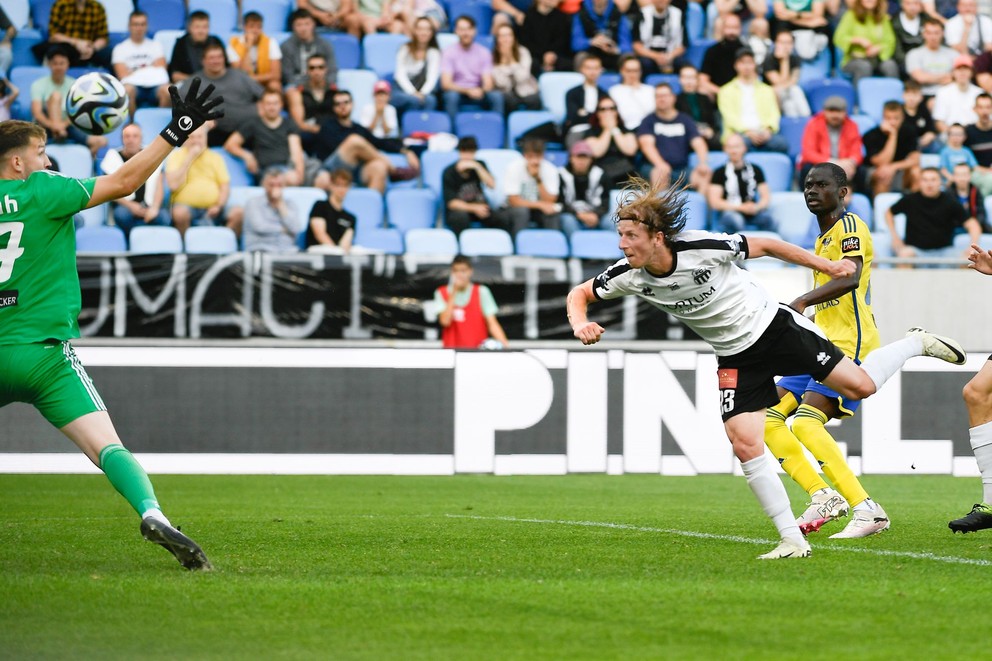 Na snímke vpravo Lukáš Gašparovič hlavou strieľa druhý gól Petržalky počas prvého zápasu baráže o Niké ligu FC Petržalka - MFK Zemplín Michalovce.