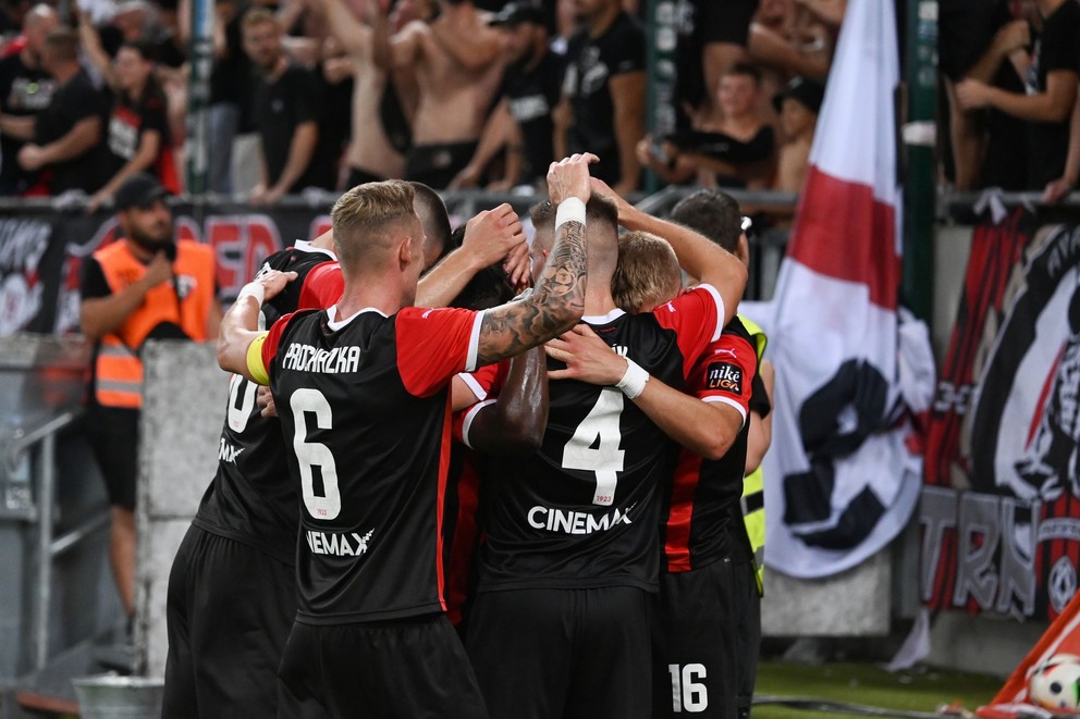 Radosť hráčov Trnavy po strelení gólu počas odvetného zápasu 2. predkola Európskej konferenčnej ligy medzi FC Spartak Trnava a FK Sarajevo.