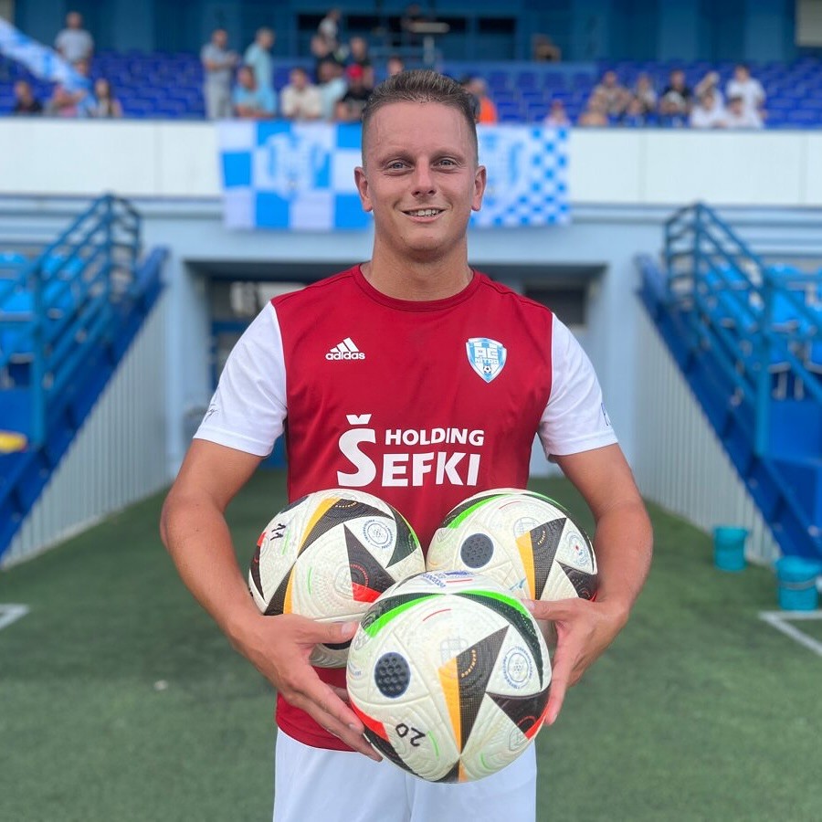 Matúš Paukner, hráč AC Nitra – futbal, s tromi loptami. Symbolizovali tri strelené góly. 