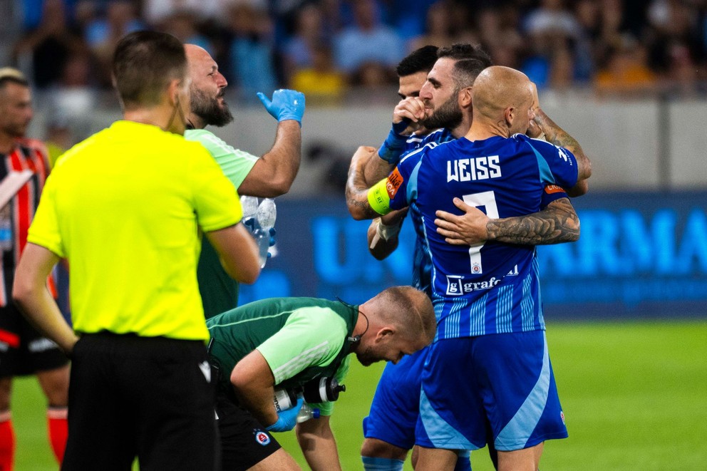 Na snímke hráči ŠK Slovan Bratislava oslavujú gól počas prvého zápasu 3. predkola futbalovej Ligy majstrov ŠK Slovan Bratislava - APOEL Nikózia.