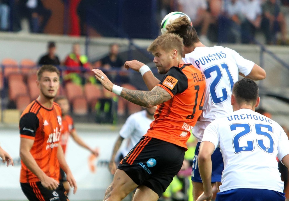 Jan Hladík (Ružomberok) a Rokas Pukštas (Split) v zápase 3. predkola Európskej konferenčnej ligy MFK Ružomberok - Hajduk Split v Ružomberku. 8.8.2024. 