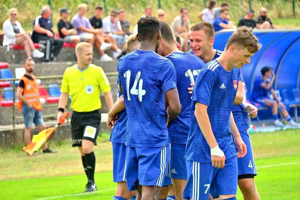 Futbalisti FK Rača sa tešia po víťazstve nad OFK Baník Lehota pod Vtáčnikom (2:1) v zápase III. ligy. Budú sa tešiť aj na ihrisku Igramu? 