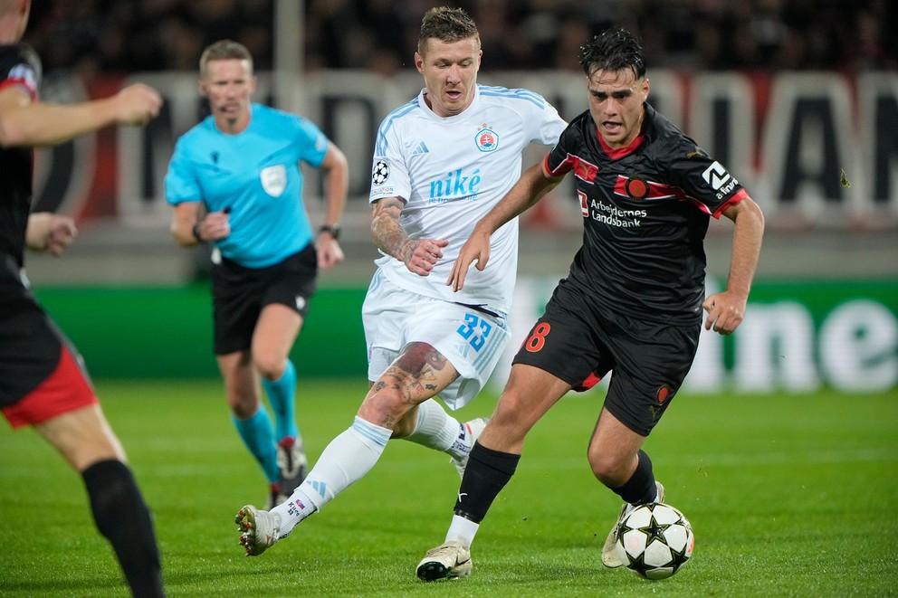 Futbalisti ŠK Slovan Bratislava v úvodnom zápase play off Ligy majstrov na pôde dánskeho Midtjyllandu.