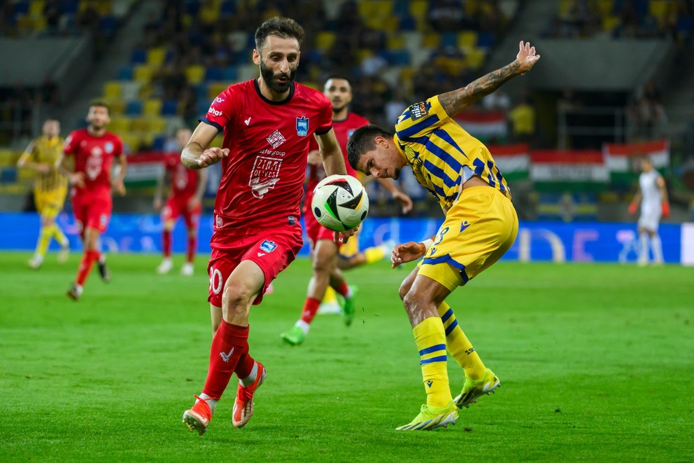 Na snímke zľava Davit Volkov (Zira) a Alex Mendez (Dunajská Streda) počas odvetného zápasu 2. predkola Európskej konferenčnej ligy (EKL) FC DAC 1904 Dunajská Streda - Zira FK 