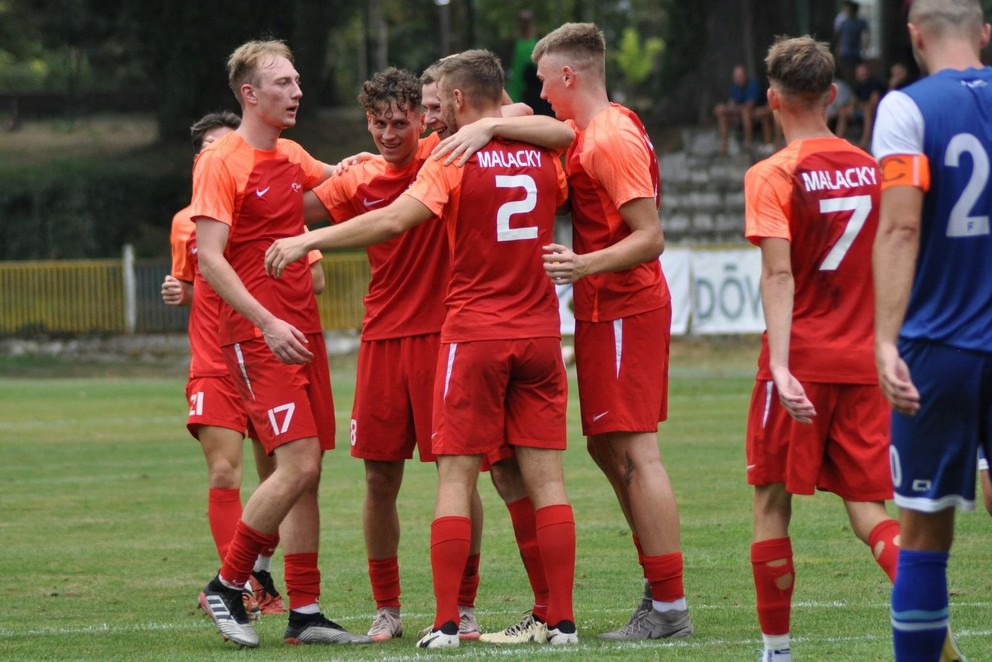 Hráči FC - Žolík Malacky po strelenom góle.