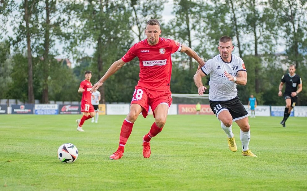 Súboj dvoch skúsených hráčov v Starej Ľubovni – vľavo Michal Piter Bučko, kapitán FC Redfox, vpravo Peter Mazan z Petržalky. 