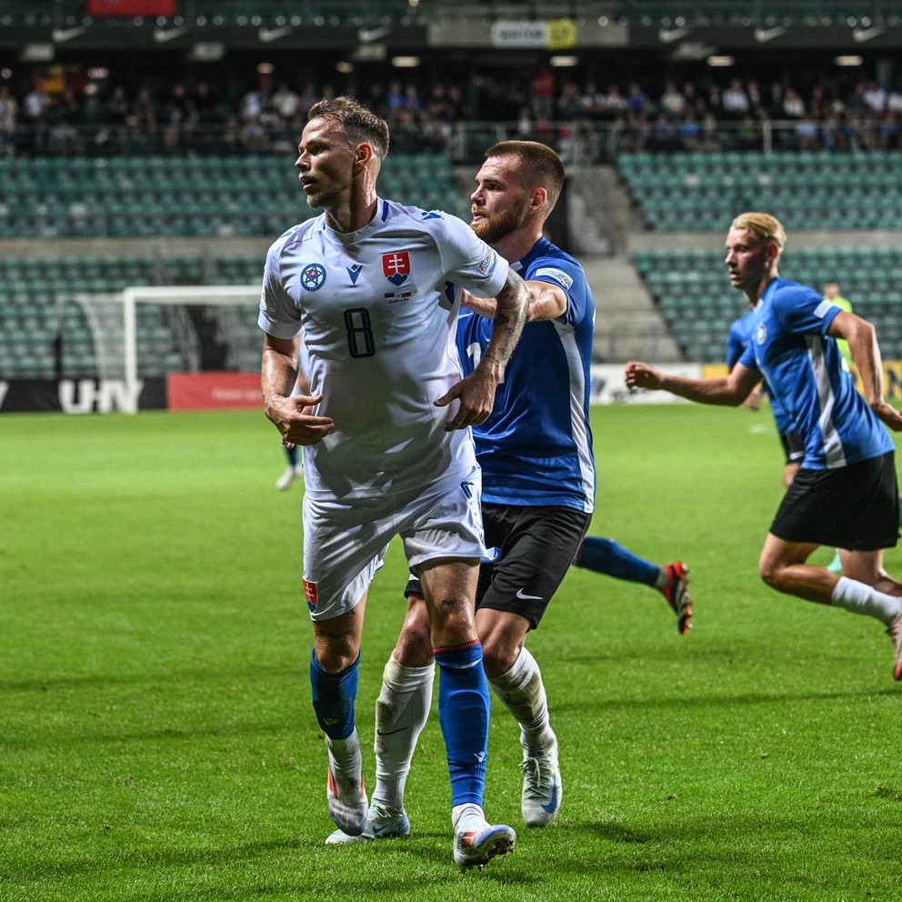 Slovenskí futbaloví reprezentanti v Tallinne s domácim Estónskom v úvodnom zápase C-skupiny Ligy národov.