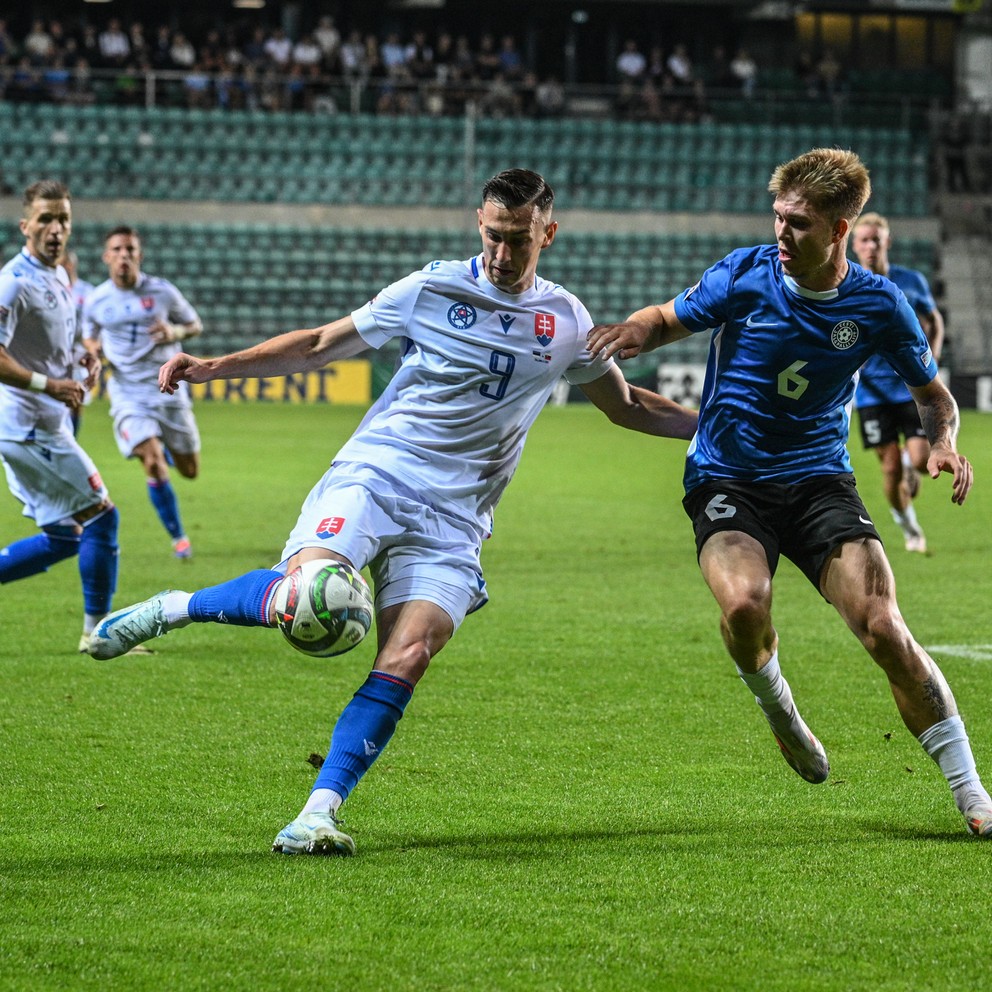 Na snímke Róbert Boženík a Michael Schjönning-Larsen v zápase Estónsko - Slovensko 0:1 (05.09.2024, Tallinn).