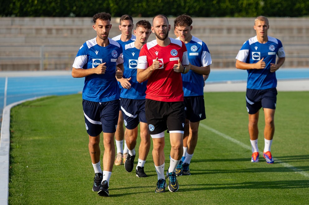 Sebastian Nebyla a fyzioterapeut Michal Krajník na tréningu reprezentácie do 21 rokov v Šamoríne (1.9.2024)