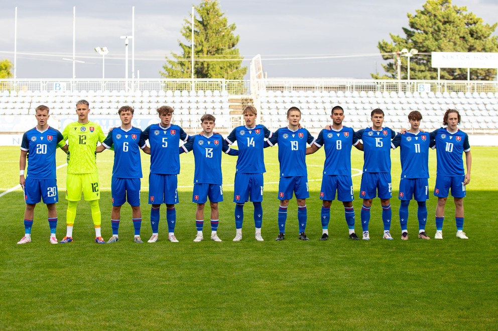 Reprezentanti do 17 rokov pred začiatkom priateľského zápasu Slovensko U17 – Srbsko U17 v Senci (24.9.2024)