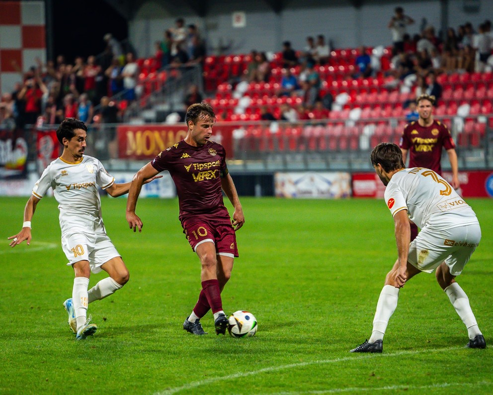 Richard Bartoš (vľavo) z Liptovského Mikuláša sa snaží presadiť proti Gergelymu
Tummovi (vpravo) z FC ViOn.