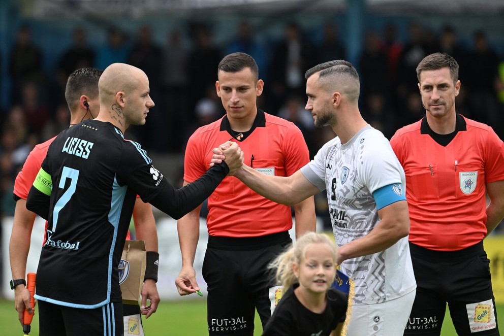 Kapitáni pred zápasom FK Beluša – ŠK Slovan (1:6) – vľavo Vladimír Weiss ml., vpravo domáci Michal Hrenák.