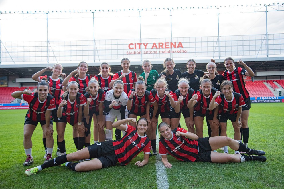 Na snímke družstvo FC Spartak Trnava ženy po výhre nad MŠK Žilina 1:0 (Trnava, 28.9.2024)