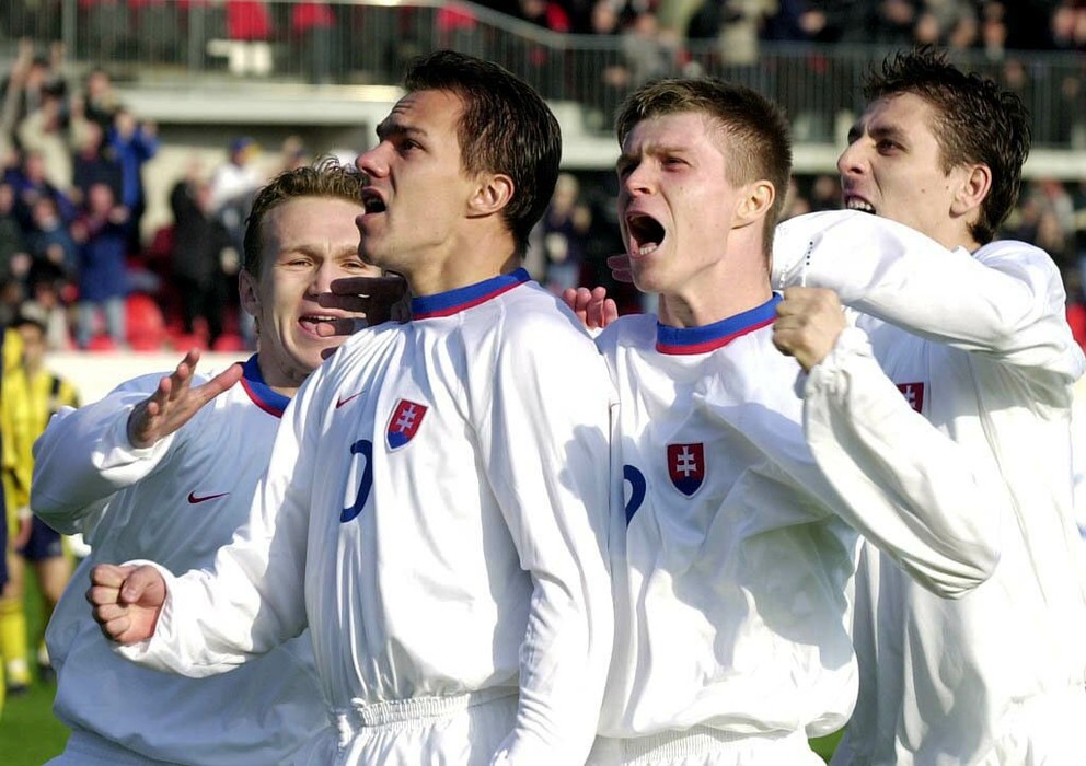 Zľava: Ľubomír Meszároš, Szilárd Németh, Vratislav Greško a Igor Demo v zápase Slovensko - Azerbajdžan 3:1 (Trnava, 28.03.2001).