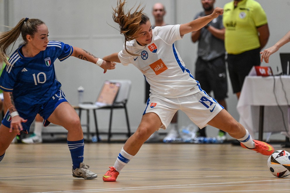 Júlia Iľková a Vanelli Gabrielly Stumer v prípravnom zápase Slovensko - Taliansko 0:10 (910.09.2024, Šamorín).