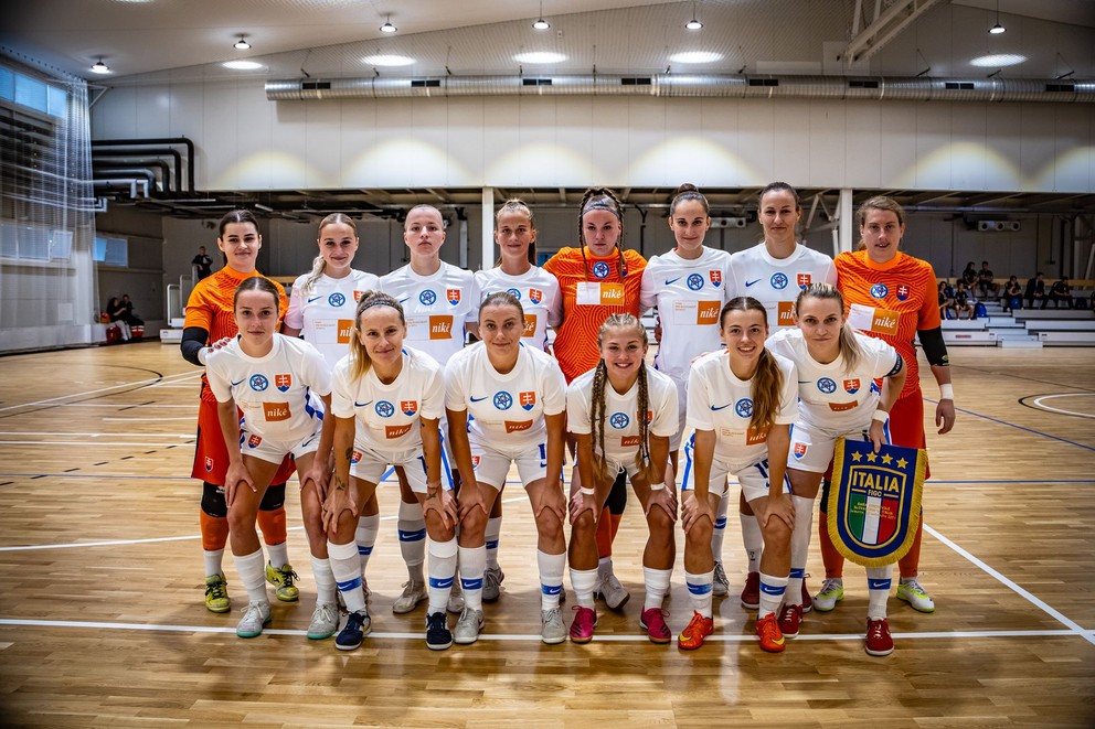 Slovenská futsalová reprezentácia žien pred prípravným zápasom Slovensko - Taliansko 1:4 (9.9.2024, Šamorín).