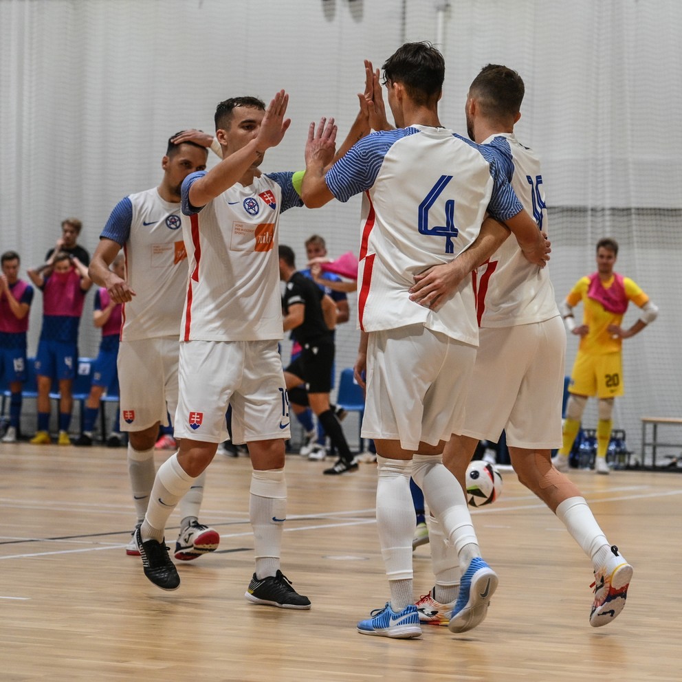 Radosť Slovákov po góle v v prípravnom zápase Slovensko - Fínsko 4:4 na turnaji "Futsal base" v Šamoríne (18.09.2024)