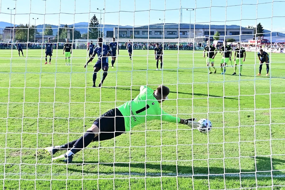 Ezekiel Henty premieňa pokutový kop proti Beluši. Pred štyrmi rokmi Slovan vyhral 2:0.