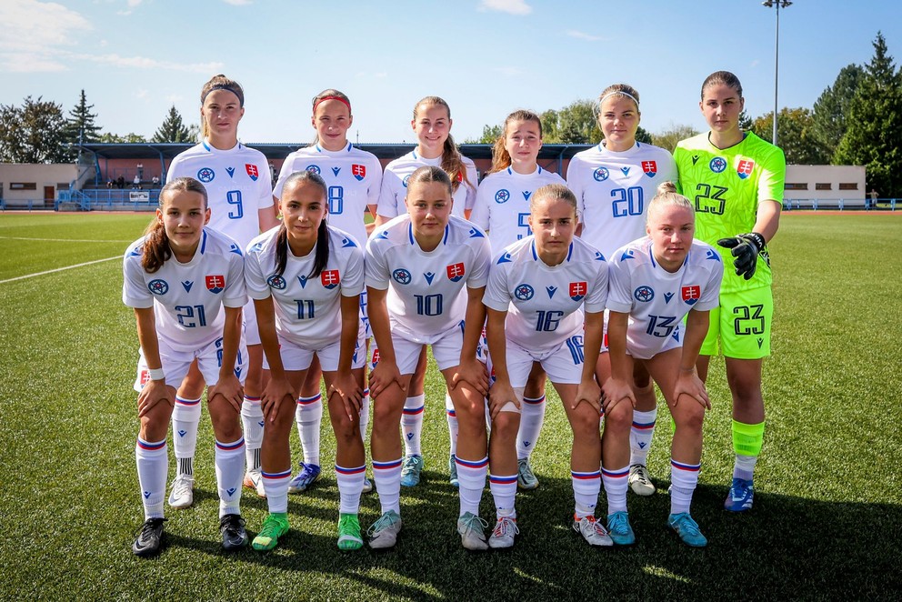 Základná zostava pred zápasom WU19 Česko - Slovensko 18. septembra 2024 v Uherskom Brode. Na foto hore zľava Martišková, Rumančíková, H. Melicharek, Pálková, Žigová, Opalková, dole zľava Gunišová, K. Bučková, Sluková, Servátková, Pajúnková.