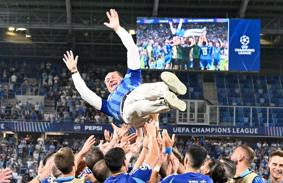 Tréner  Vladimír Weiss nad hlavami hráčov po víťazstve 3:2 v odvetnom stretnutí play-off Ligy majstrov ŠK Slovan Bratislava - FC Midtjylland (28.08.2024 v Bratislave).