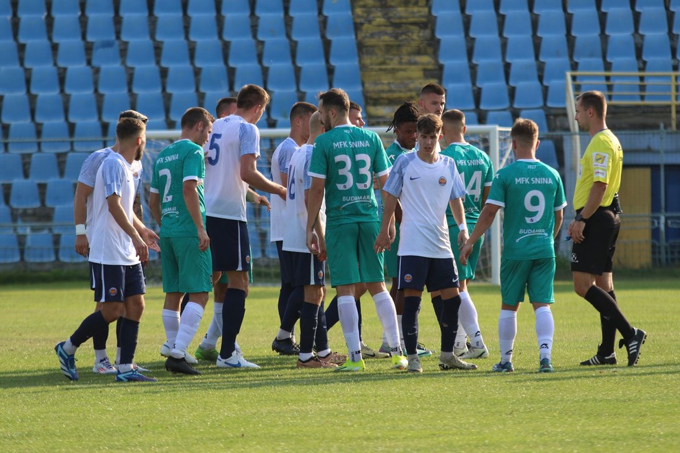 Hráči MFK Snina a FC Lokomotíva Košice. 