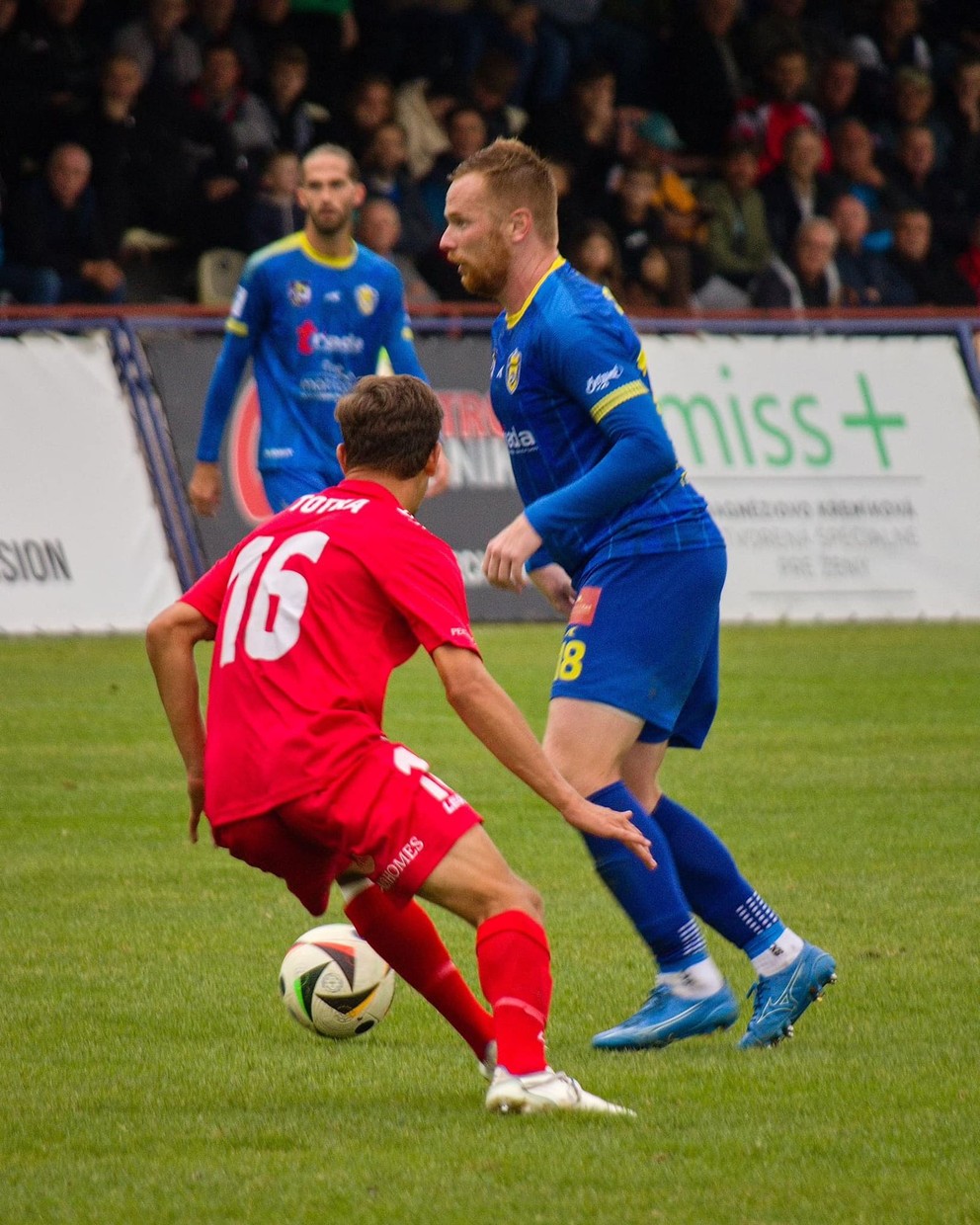 S loptou skúsený humenský hráč Jan Dzurík, vľavo Marko Totka z Redfox FC. V Starej Ľubovni sa body delili. 