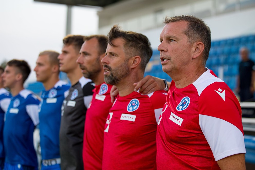 Jaroslav Kentoš počas štátnej hymny Slovenskej republiky pred prípravným zápasom Slovensko U21 – Bielorusko U21 v Achnas na Cypre (10.9.2024)