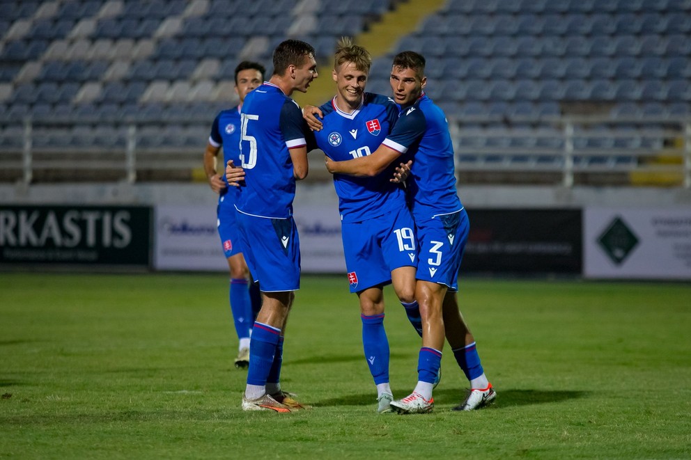 Timotej Jambor (uprostred) v obkľúčení svojich spoluhráčov Filipa Mielkeho a Patrika Leitnera po strelení gólu na 1:0 v prípravnom zápase Slovensko U21 – Bielorusko U21 v Achnas na Cypre (10.9.2024)