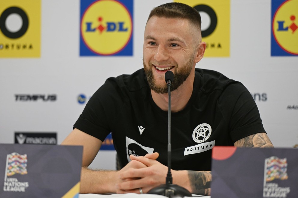 Na snímke kapitán slovenskej futbalovej reprezentácie Milan Škriniar počas tlačovej konferencie pred zápasmi C-skupiny Ligy národov so Švédskom a Azerbajdžanom v Senci vo štvrtok 10. októbra 2024. 