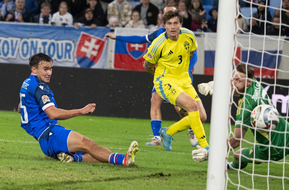 Na snímke zľava gól strieľa Dávid Strelec (Slovensko), Švédi Victor Lindelhöf a brankár Viktor Johansson počas zápasu C-divízie Ligy národov Slovensko - Švédsko 11. októbra 2024 v Bratislave. 