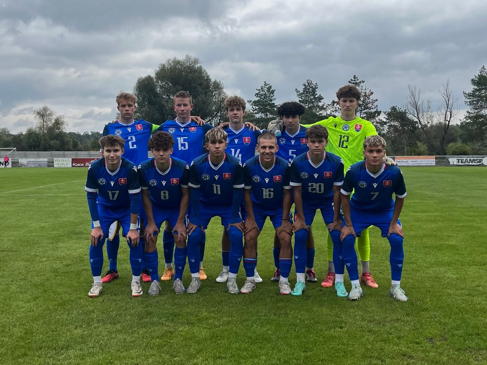 Reprezentácia do 16 rokov pred začiatkom zápasu Česko U16 – Slovensko U16 v Lanžhote (3.10.2024)