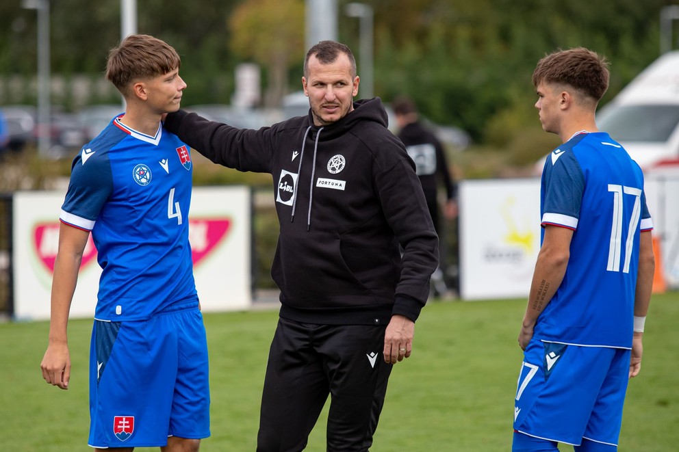 Tréner Juraj Ančic (uprostred) v komunikácii so svojimi zverencami Matúšom Pavlíkom a Patrikom Balejom po prípravnom zápase Slovensko U18 – Maďarsko U18 v Dunajskej Strede (3.10.2024)