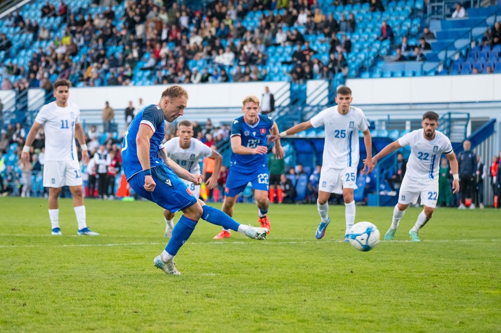 Dominik Javorček premieňa pokutový kop v prípravnom medzištátnom zápase Slovensko U21 – Grécko U21 (Nitra, 11.10.2024)