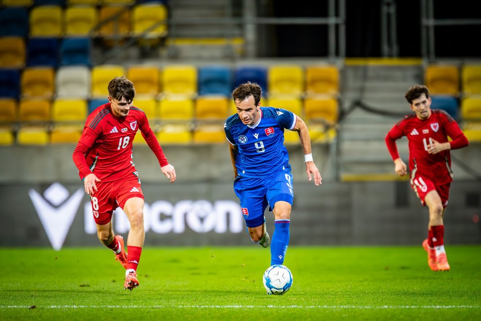 Charlie Crew (v červenom) a Roman Čerepkai v prípravnom zápase Slovensko 21 – Wales 21 v Dunajskej Strede (15.10.2024)