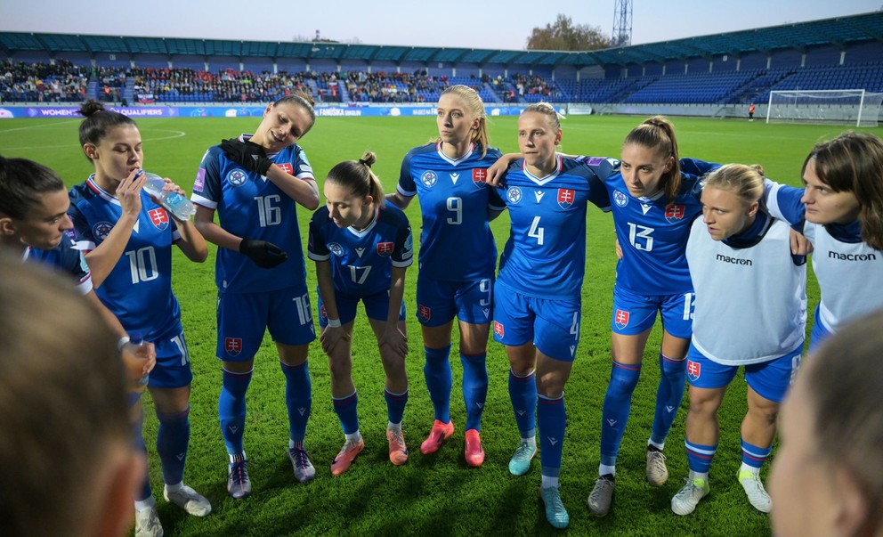 Na snímke futbalistky Slovenska stoja v kruhu pred prvým zápasom prvého kola play off o postup na budúcoročné ME Slovensko - Wales v Poprade 25. októbra 2024.