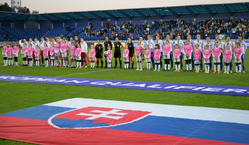 Na snímke futbalistky Slovenska (vpravo) a Walesu (vľavo) pred prvým zápasom prvého kola play off o postup na ME Slovensko - Wales v Poprade 25. októbra 2024. 