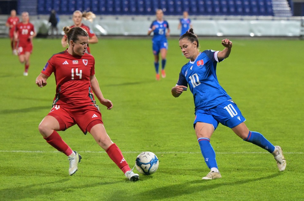 Na snímke sprava Martina Šurnovská (Slovensko) a Hayley Laddová (Wales) bojujú o loptu počas prvého zápasu prvého kola play off o postup na budúcoročné ME vo futbale žien Slovensko - Wales v Poprade 25. októbra 2024.