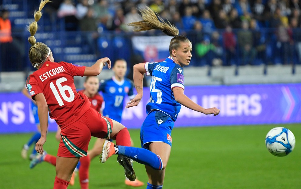 Na snímke sprava Tamara Morávková (Slovensko) a Charlotte Estcourtová (Wales) bojujú o loptu počas prvého zápasu prvého kola play off o postup na budúcoročné ME vo futbale žien Slovensko - Wales v Poprade 25. októbra 2024. 