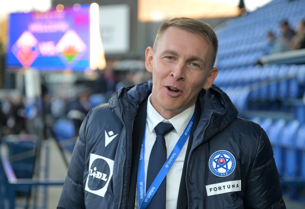 Na snímke tréner slovenskej ženskej futbalovej reprezentácie Peter Kopúň reaguje počas prvého zápasu prvého kola play off o postup na budúcoročné ME vo futbale žien Slovensko - Wales v Poprade 25. októbra 2024.