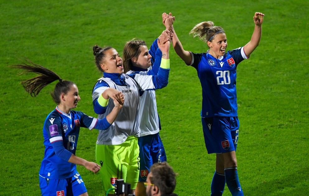 Na snímke hráčky Slovenska sa tešia z výhry 2:1 po  prvom zápase prvého kola play off o postup na budúcoročné ME vo futbale žien Slovensko - Wales v Poprade 25. októbra 2024.