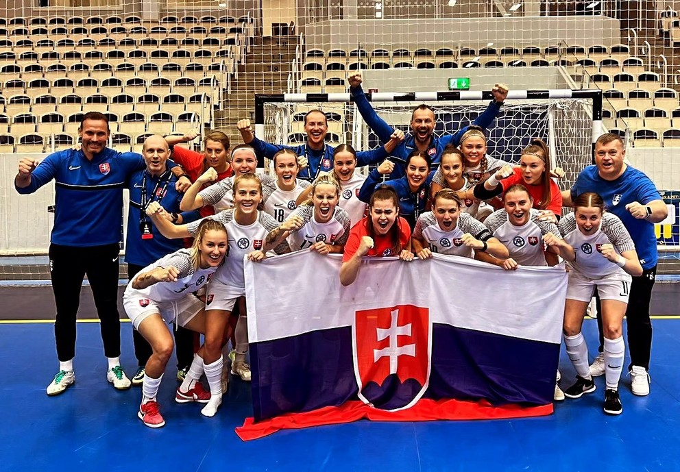 Ženská futsalová reprezentácia SR po zápase Lotyšsko - Slovensko 1:6 (Alingsas, 19.10.2024).