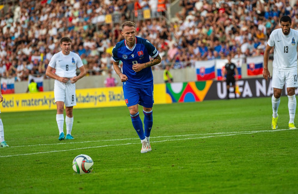 Ondrej Duda v zápase Slovensko - Azerbajdžan (2:0) pred pokutovým kopom, z ktorého zaznamenal 15. reprezentačný gól (Košice, 8.9.2024).