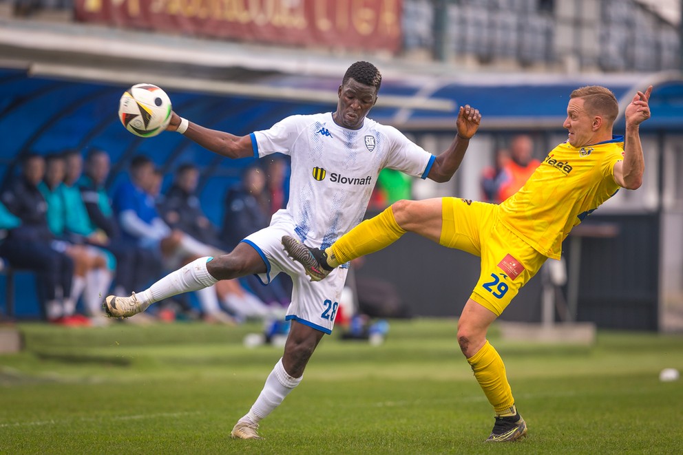 Alioune Sylla (vľavo) zo Šamorína a Viktor Maťaš z Humenného v situácii, ktorá pripomína skôr hádzanárske duely. Práve Maťaš dal víťazný gól východniarov.
