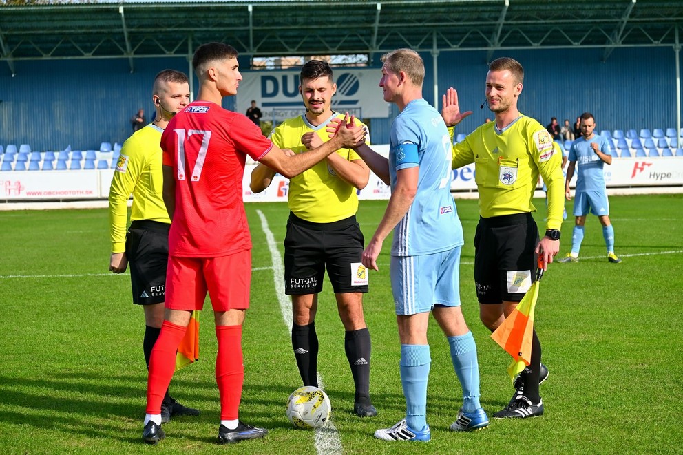 FK Rača aktuálne ťahá v TIPOS 3. lige ZÁPAD už 4-zápasovú víťaznú šnúru. Zverenci Mariána Šarmíra postupne zdolali Galantu (3:1), Belušu (4:0), Šaľu (1:0) a Veľké Ludince (3:2). V jesennej časti ich čakajú v lige ešte 3 zápasy proti Hamsik Academy BB, Častkovciam a Novým Zámkom. 