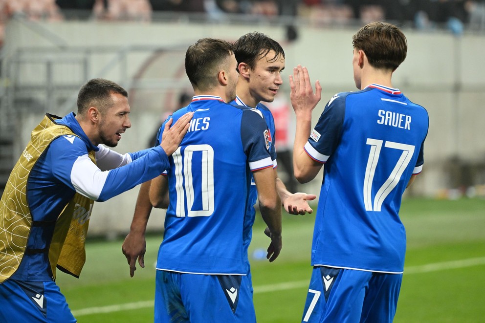 Na snímke radosť hráčov Slovenska po strelení gólu na 1:0 počas zápasu C-divízie Ligy národov (LN) Slovensko - Estónsko v Trnave v utorok 19. novembra 2024. 